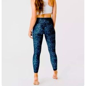Zyia Stone Leopard Scrunchy Light and Luxe Leggings